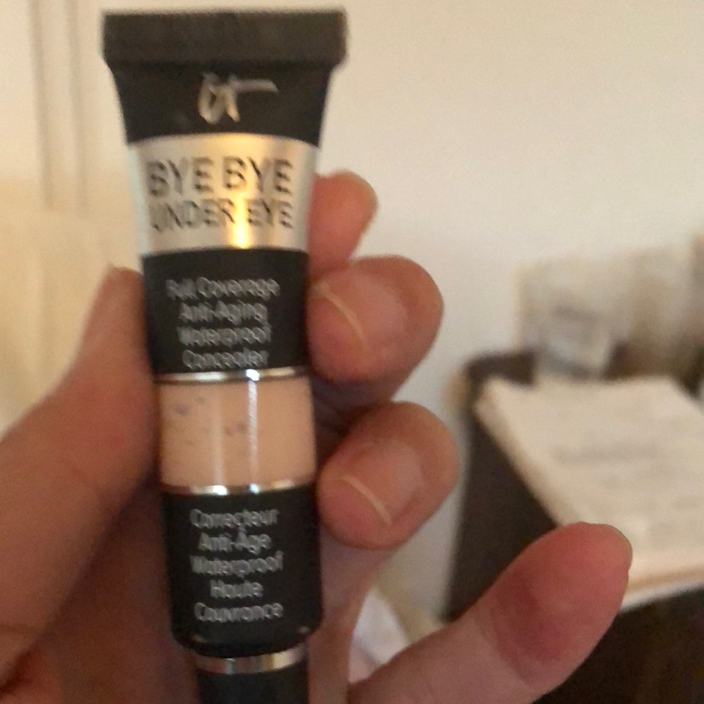 It bye bye eye concealer in light new